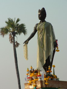 อนุสาวรีย์พระนางเจ้าจามเทว